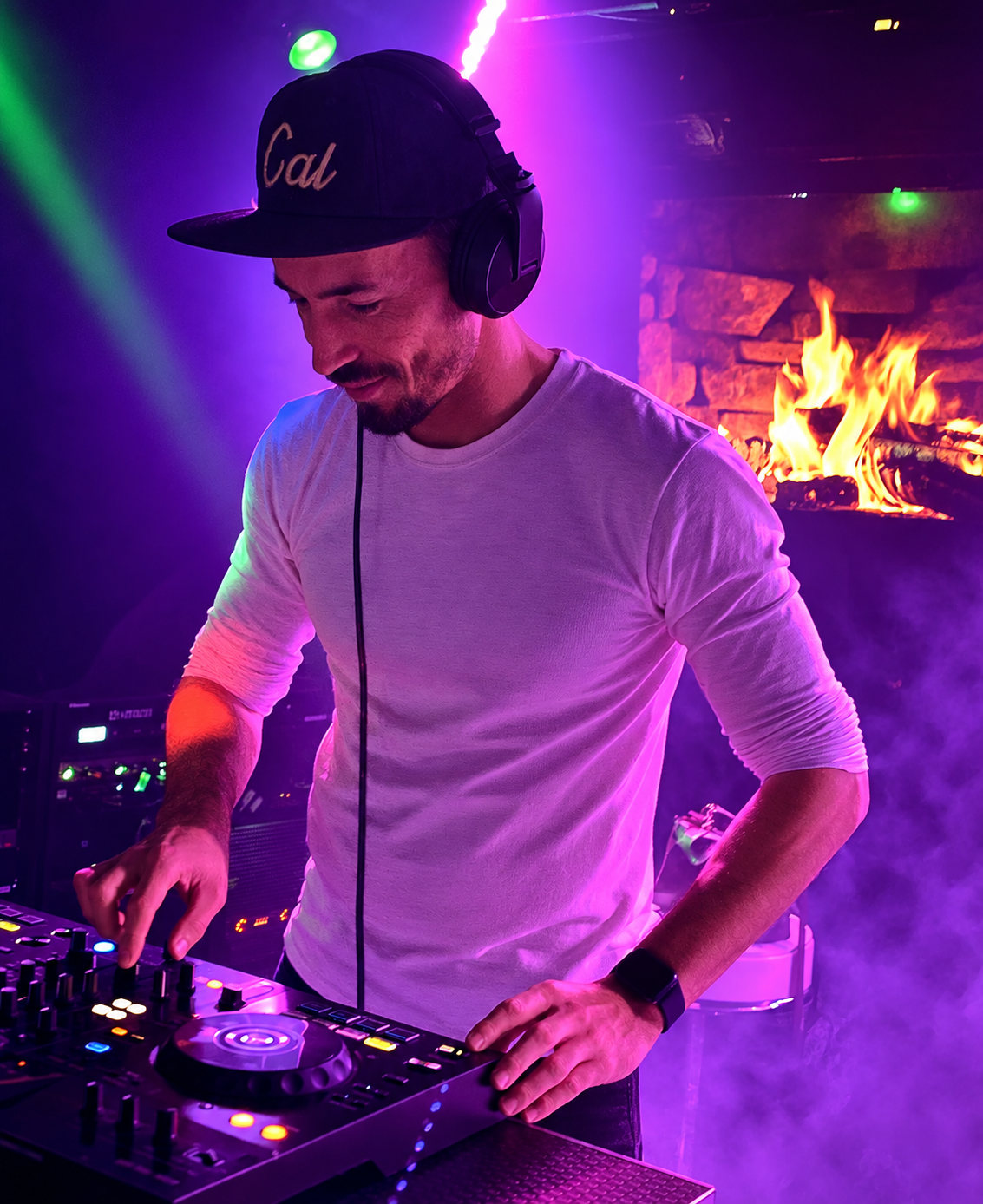 DJ Bubu am DJ-Pult in einem Club